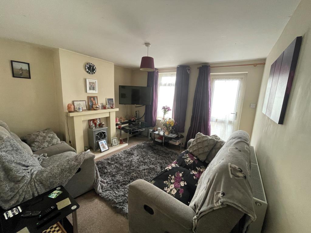 Lot: 122 - TWO-BEDROOM SEMI-DETACHED HOUSE FOR INVESTMENT - 